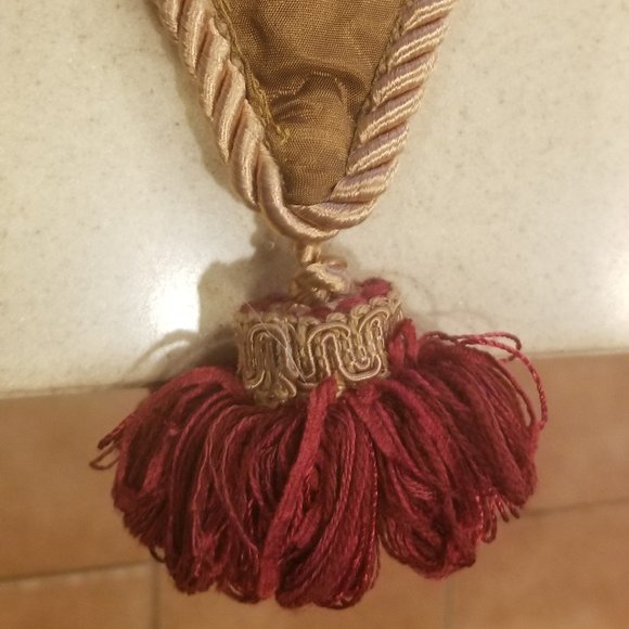 RARE AUSTIN HORN CHRISTMAS HOLIDAY RED & GOLD TABLE RUNNER CENTERPIECE TASSEL - Picture 4 of 16